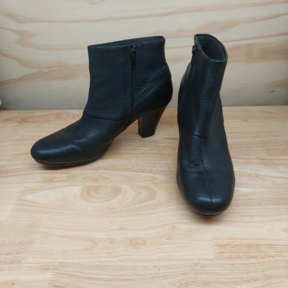 Clarks size 9 ankle zip block heel boots booties black leather - Picture 2 of 14